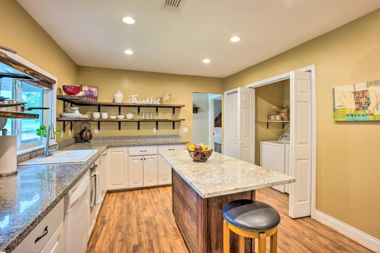 The Gathering Place Brenham Home On 6 Acres Exterior photo